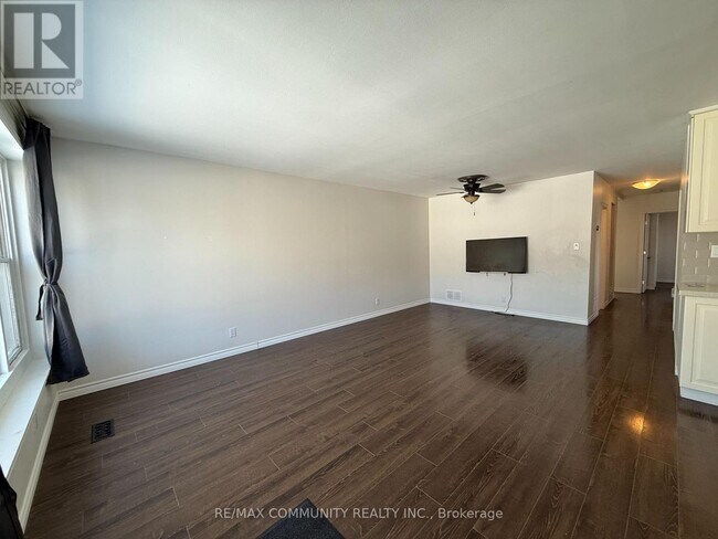 47 Davis Rd in Aurora, ON - Building Photo - Building Photo