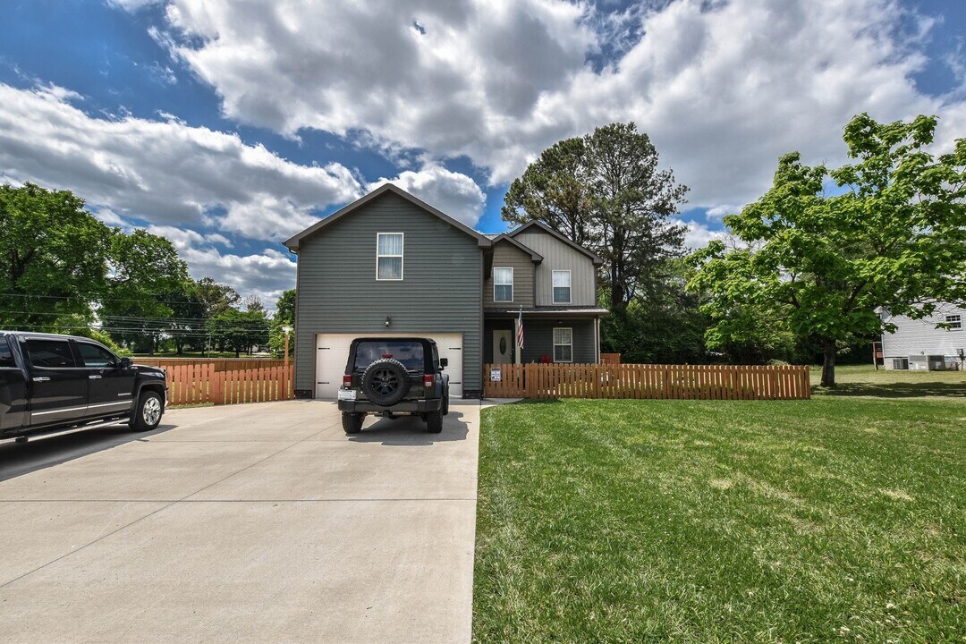 2777 Shepherds Way in Woodlawn, TN - Building Photo
