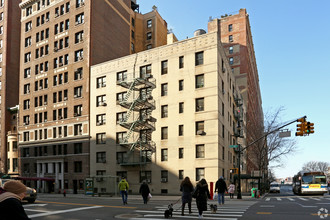 300 W 72nd St in New York, NY - Foto de edificio - Building Photo