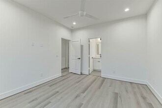 7709 Earl Rudder Wy in Houston, TX - Building Photo - Building Photo