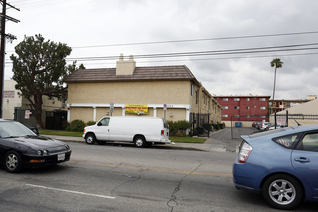 Studio Village Apartments in Van Nuys, CA - Building Photo