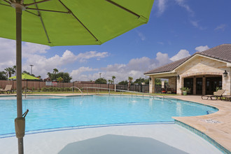 Villa Regale Apartments in McAllen, TX - Foto de edificio - Building Photo