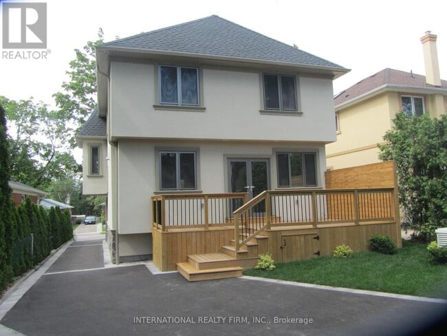 33 Cloverhill Rd in Toronto, ON - Building Photo - Building Photo