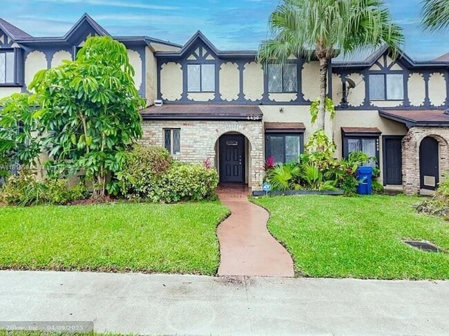 4430 NW 92nd Way in Sunrise, FL - Building Photo - Building Photo