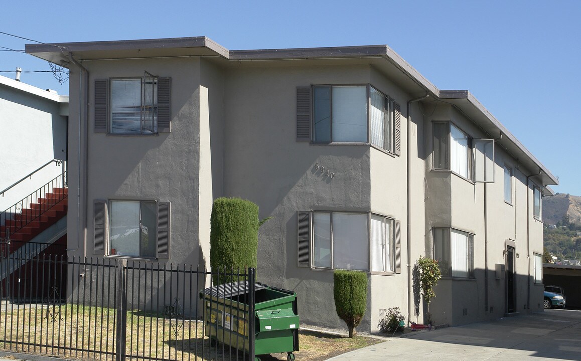 6920 Fresno St in Oakland, CA - Building Photo