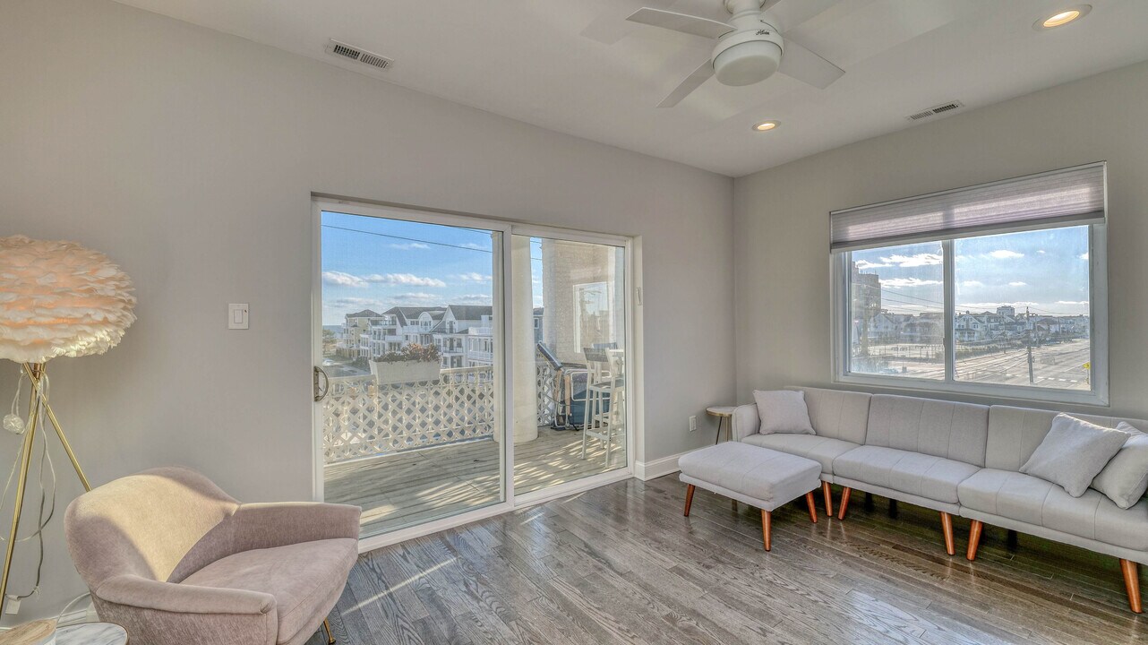 25 S Surrey Ave in Ventnor City, NJ - Building Photo