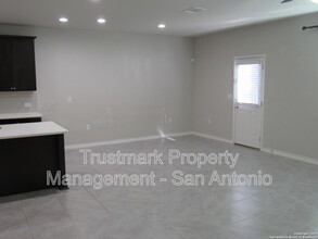 5519 Burr Bluff in San Antonio, TX - Building Photo - Building Photo