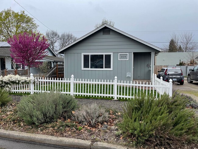 319 Mary St in Medford, OR - Building Photo - Building Photo