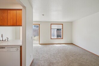 2118 Baines Blvd in Hubbard, OR - Building Photo - Building Photo