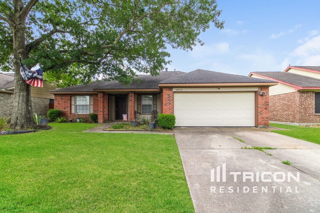 10910 Linwood Ct in La Porte, TX - Building Photo