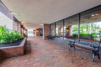 12 Bond St in Great Neck, NY - Building Photo - Building Photo
