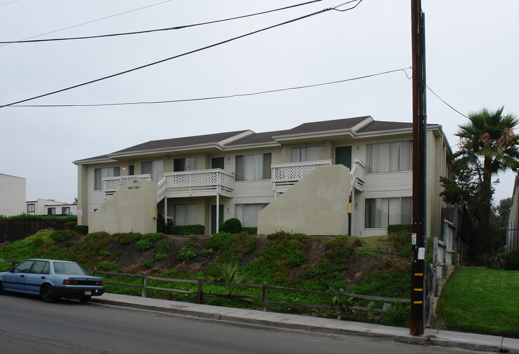 West Palm Apartments in Vista, CA - Building Photo