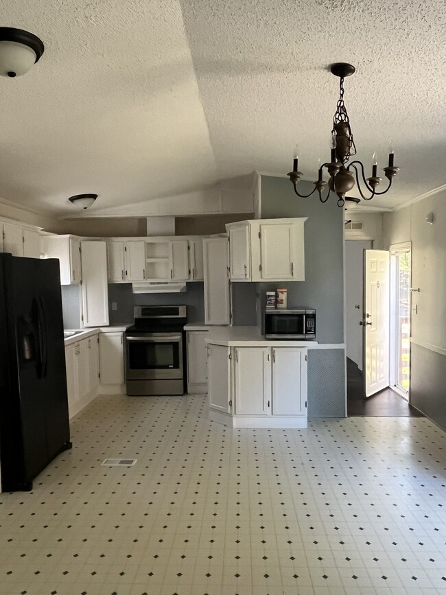 605 Jess Hord Rd in Cherryville, NC - Building Photo - Building Photo