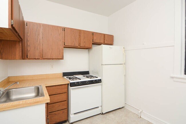 2426 N Sawyer Ave in Chicago, IL - Building Photo - Building Photo