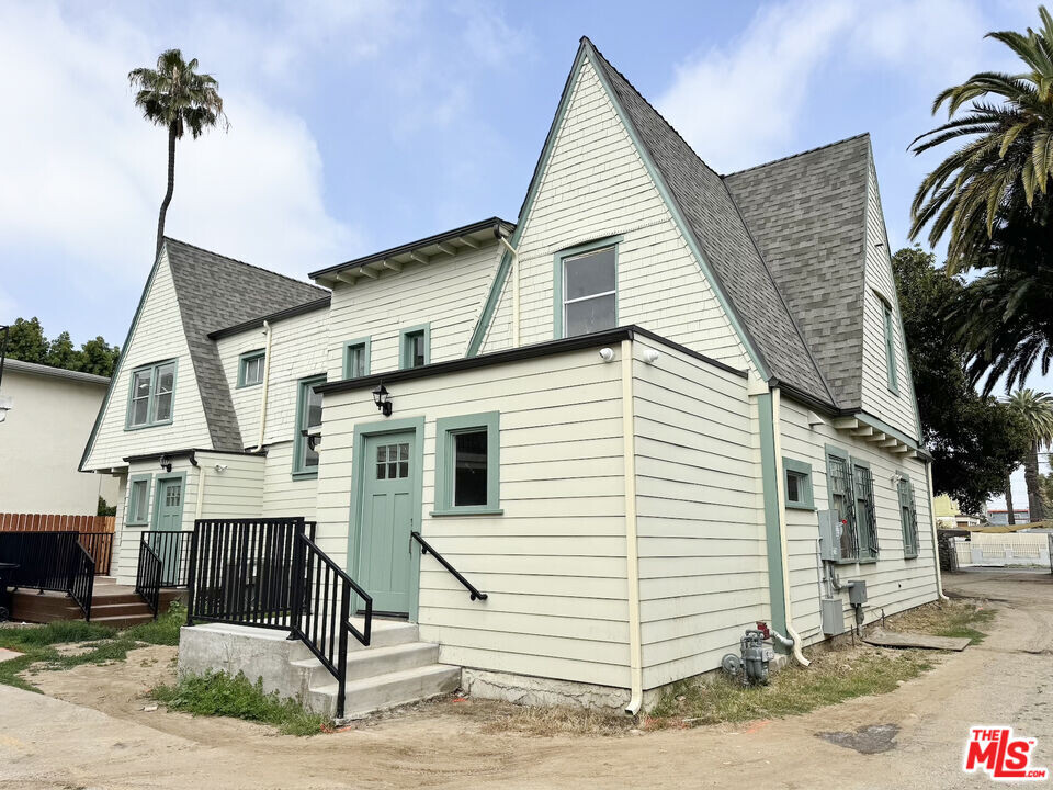 2739 S Budlong Ave in Los Angeles, CA - Building Photo