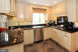 9308 Winterset Dr in Potomac, MD - Foto de edificio - Building Photo
