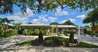 14001 Cypress Ct in Miami Lakes, FL - Building Photo