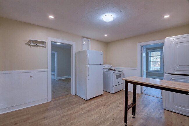 33 Crystal St-Unit -2 in Southbridge, MA - Building Photo - Building Photo