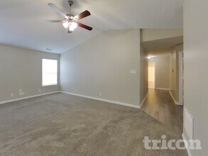 8596 Captain Dr in Avon, IN - Foto de edificio - Building Photo