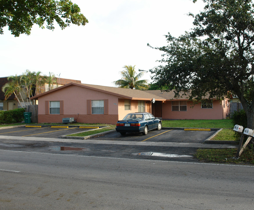 5901 NW 19th St in Fort Lauderdale, FL - Building Photo