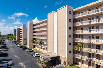 Meadowbrook Towers in Hallandale Beach, FL - Building Photo - Building Photo