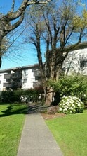 Elmwood Terrace in Victoria, BC - Building Photo - Building Photo