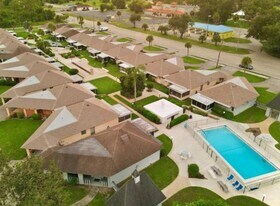 321 Dania St, Unit Village international in Lehigh Acres, FL - Building Photo