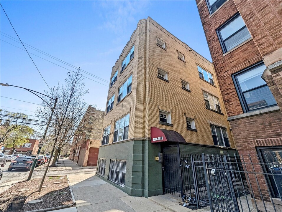 2022 N Spaulding Ave, Unit 3E in Chicago, IL - Building Photo