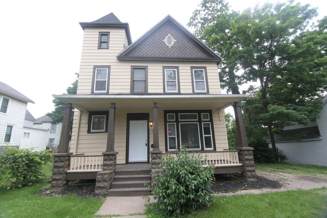 1323 Gaines St in Davenport, IA - Building Photo