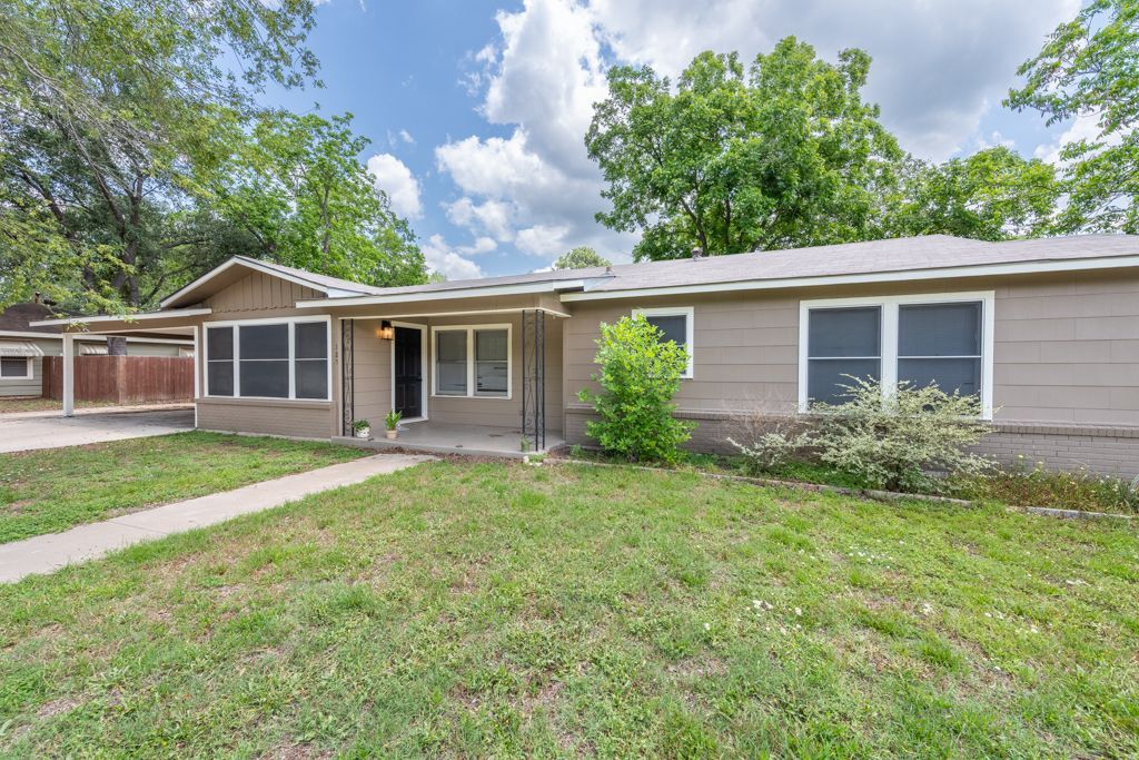 125 Plum St in Luling, TX - Building Photo
