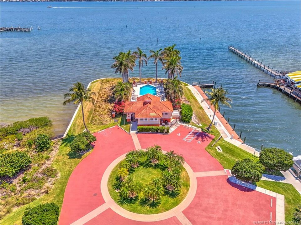1528 NE Outrigger Landings Dr in Jensen Beach, FL - Foto de edificio