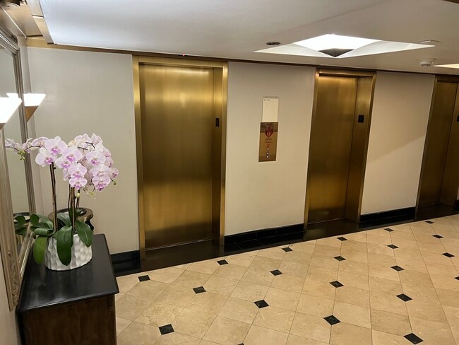 10535 Wilshire Blvd, Unit 1208 in Los Angeles, CA - Building Photo - Building Photo