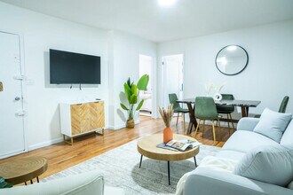 220 E 49th St-Unit -FL4-ID379483P in New York, NY - Building Photo - Building Photo