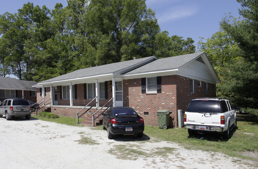 700 E Carolina Ave in Clinton, SC - Building Photo