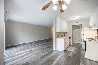 Charlton Park in West St. Paul, MN - Foto de edificio - Interior Photo