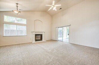 1138 E Royal Dornoch Ave in Fresno, CA - Building Photo - Building Photo