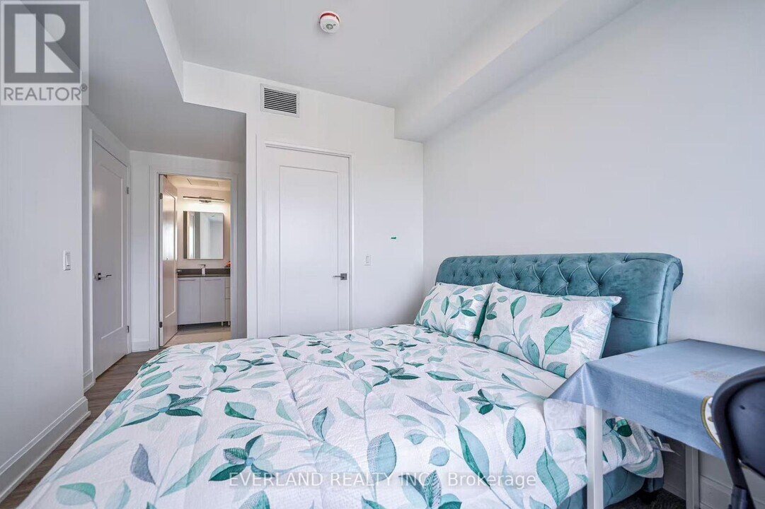 8-2708 Water Walk Dr in Markham, ON - Building Photo