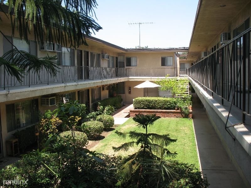 18200 Killion St-Unit -Apt. 32 in Los Angeles, CA - Building Photo