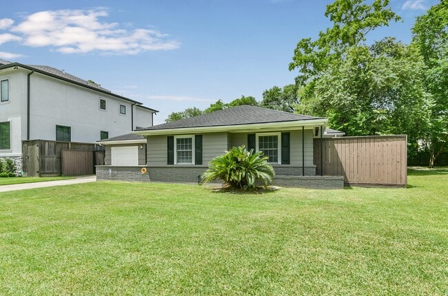 4702 Maple St in Bellaire, TX - Building Photo - Building Photo