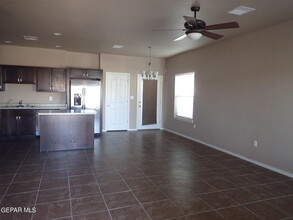 7053 Long Meadow Dr in El Paso, TX - Building Photo - Building Photo