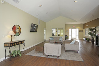 Summerfield Apartments & MicroUnits in Pittsburg, KS - Foto de edificio - Interior Photo