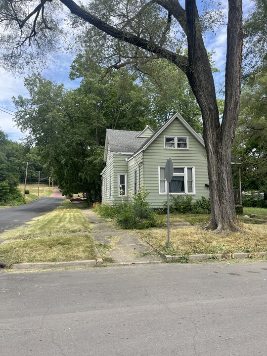 1419 West Adrian G. Hinton Avenue in Peoria, IL - Building Photo