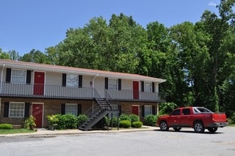 Strawberry Commons-Schedule a showing today! in Dalton, GA - Foto de edificio - Building Photo