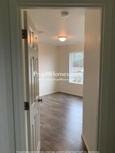 162 NE American Dr in McMinnville, OR - Foto de edificio - Building Photo