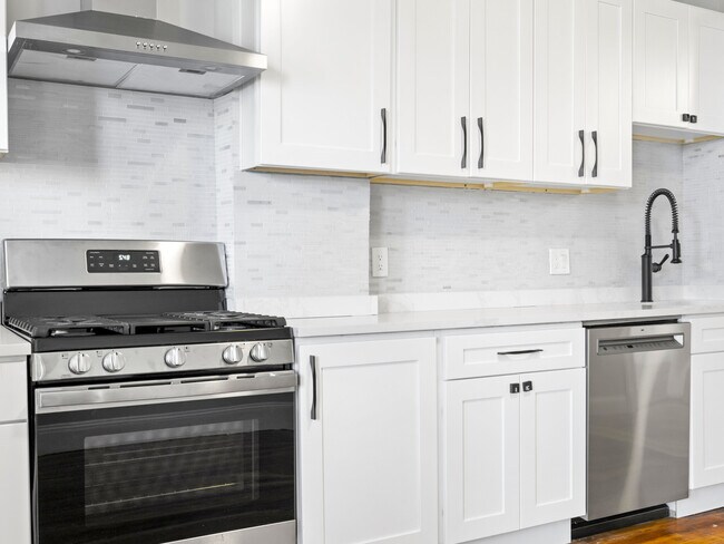 7 Dickson St, Unit #2 in Somerville, MA - Foto de edificio - Building Photo