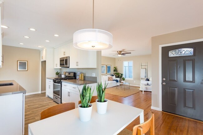 2430 Calle Quebrada in San Diego, CA - Building Photo - Building Photo