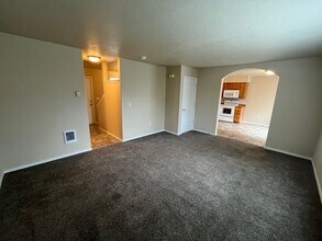 1912 NW Larch Spur Ct in Redmond, OR - Building Photo - Building Photo
