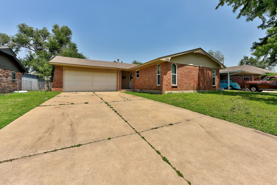 125 SW 14th St in Moore, OK - Building Photo