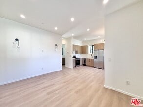 17850 Saticoy St in Los Angeles, CA - Building Photo - Building Photo