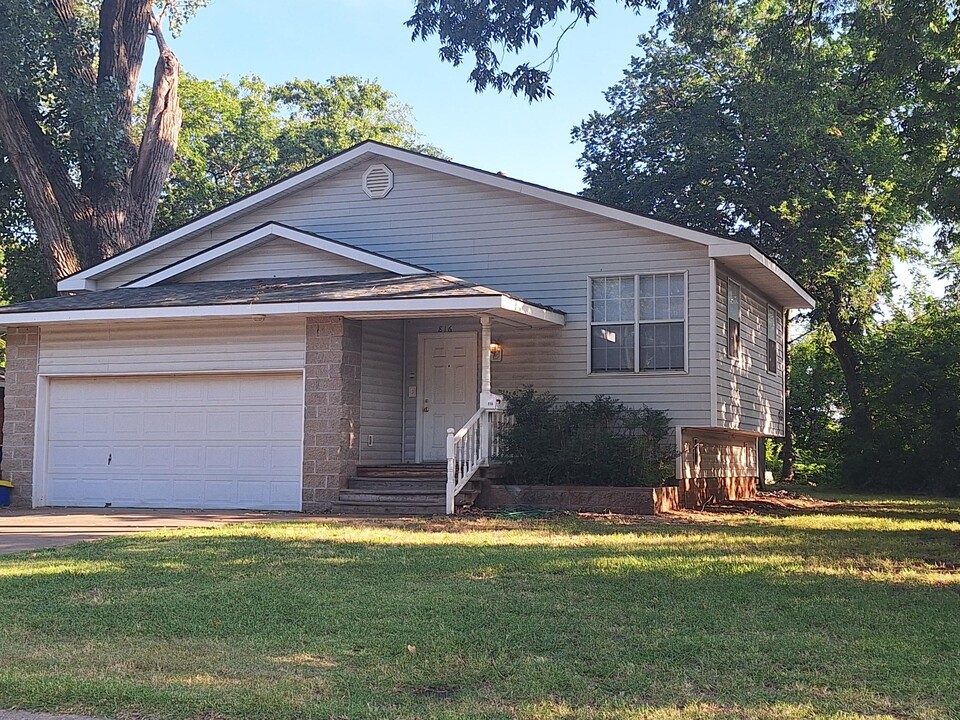 816 W Brooke Ave in Stillwater, OK - Foto de edificio